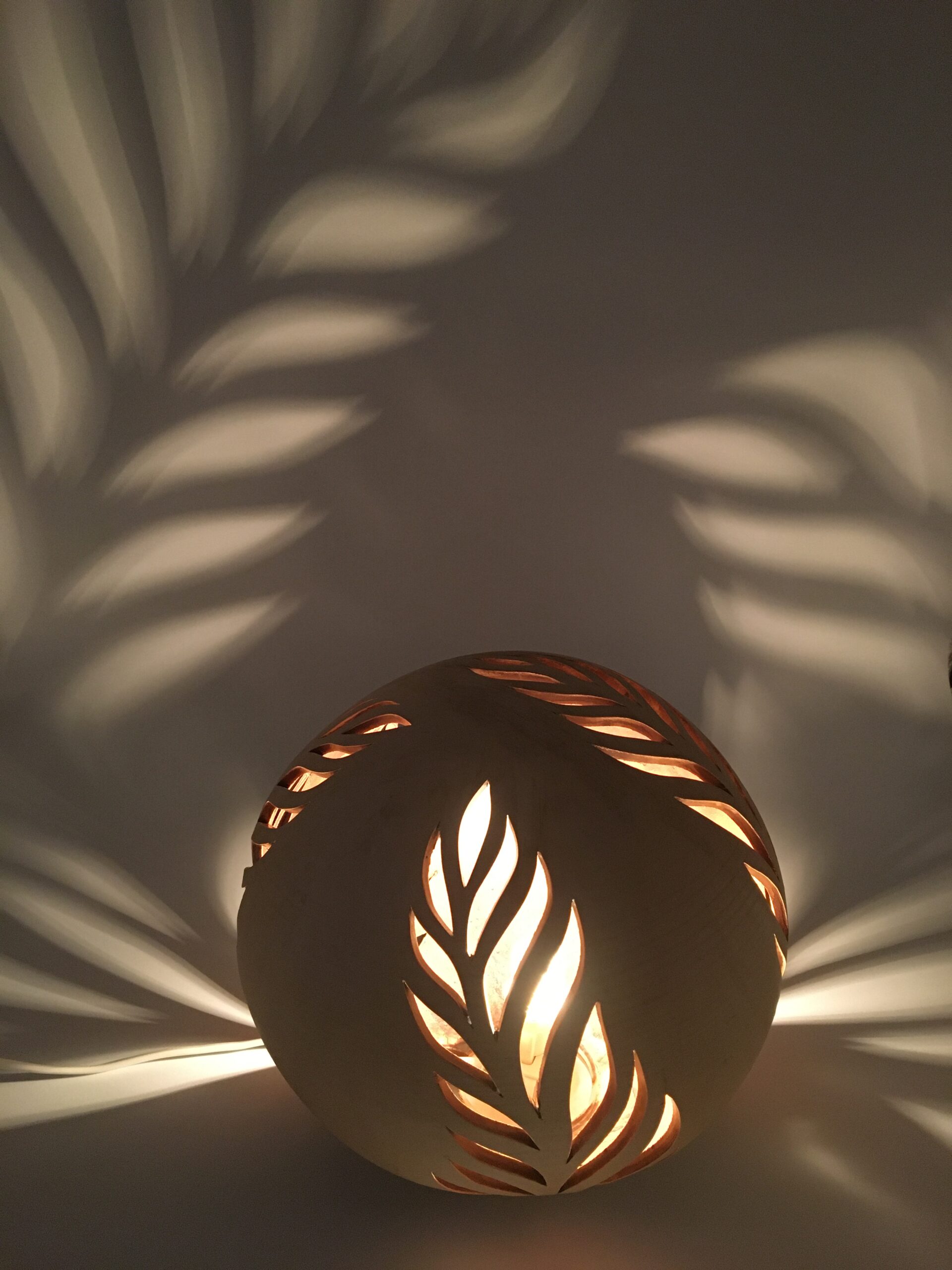 Lichtkugel Blättermotiv